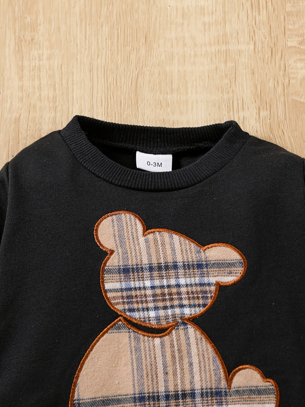 Conjunto infantil de invierno elegante con diseño de osito clásico y estampado de cuadros