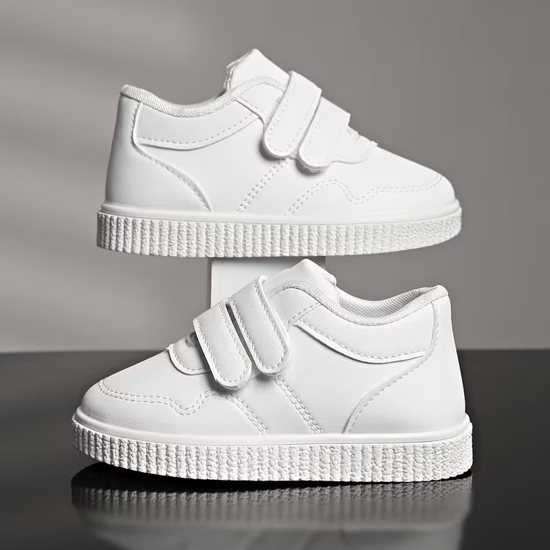 حذاء أبيض بتصميم عصري خفيف