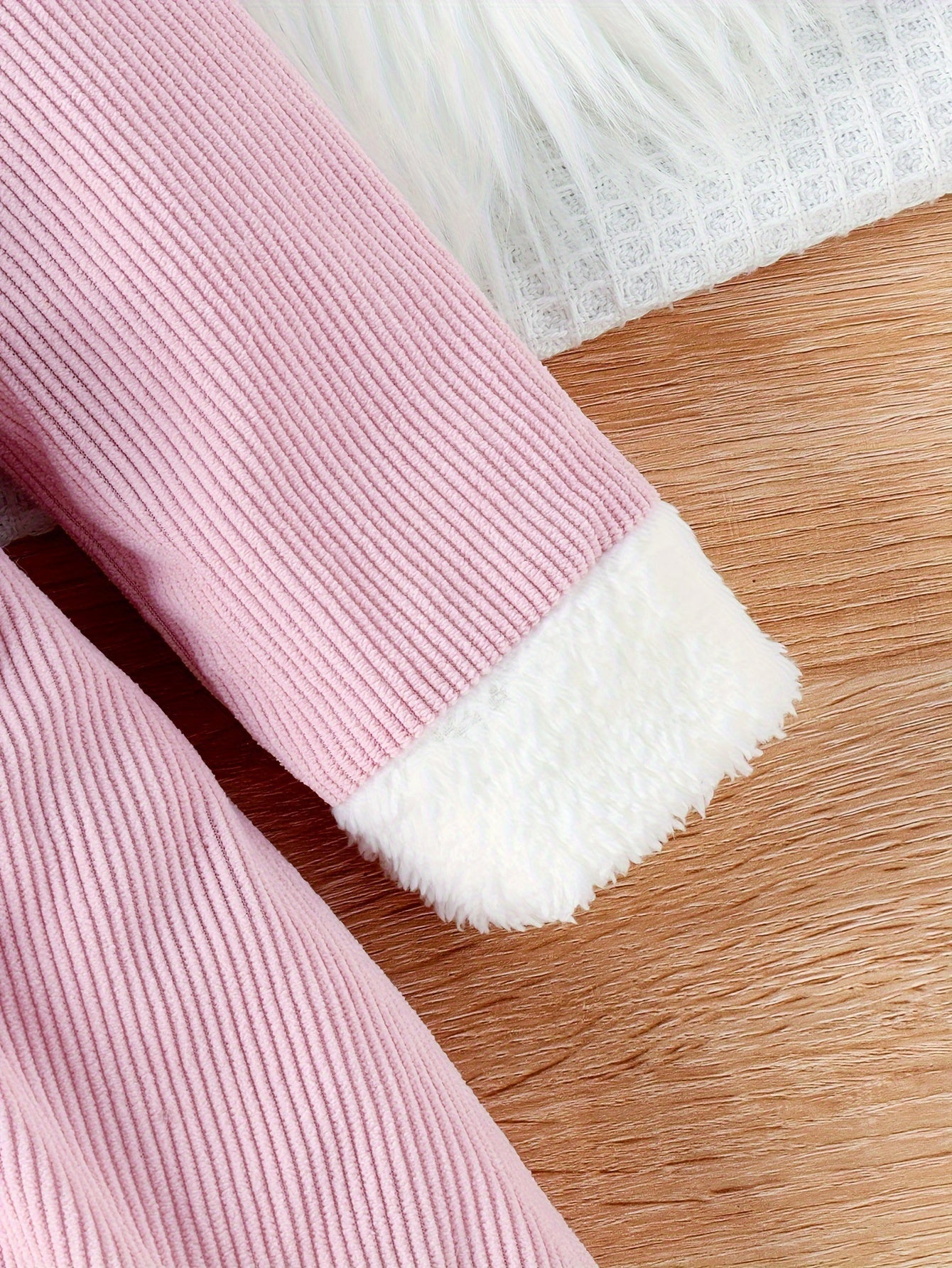 Abrigo de invierno con cuello de piel suave, cinturón elegante y gorro a juego