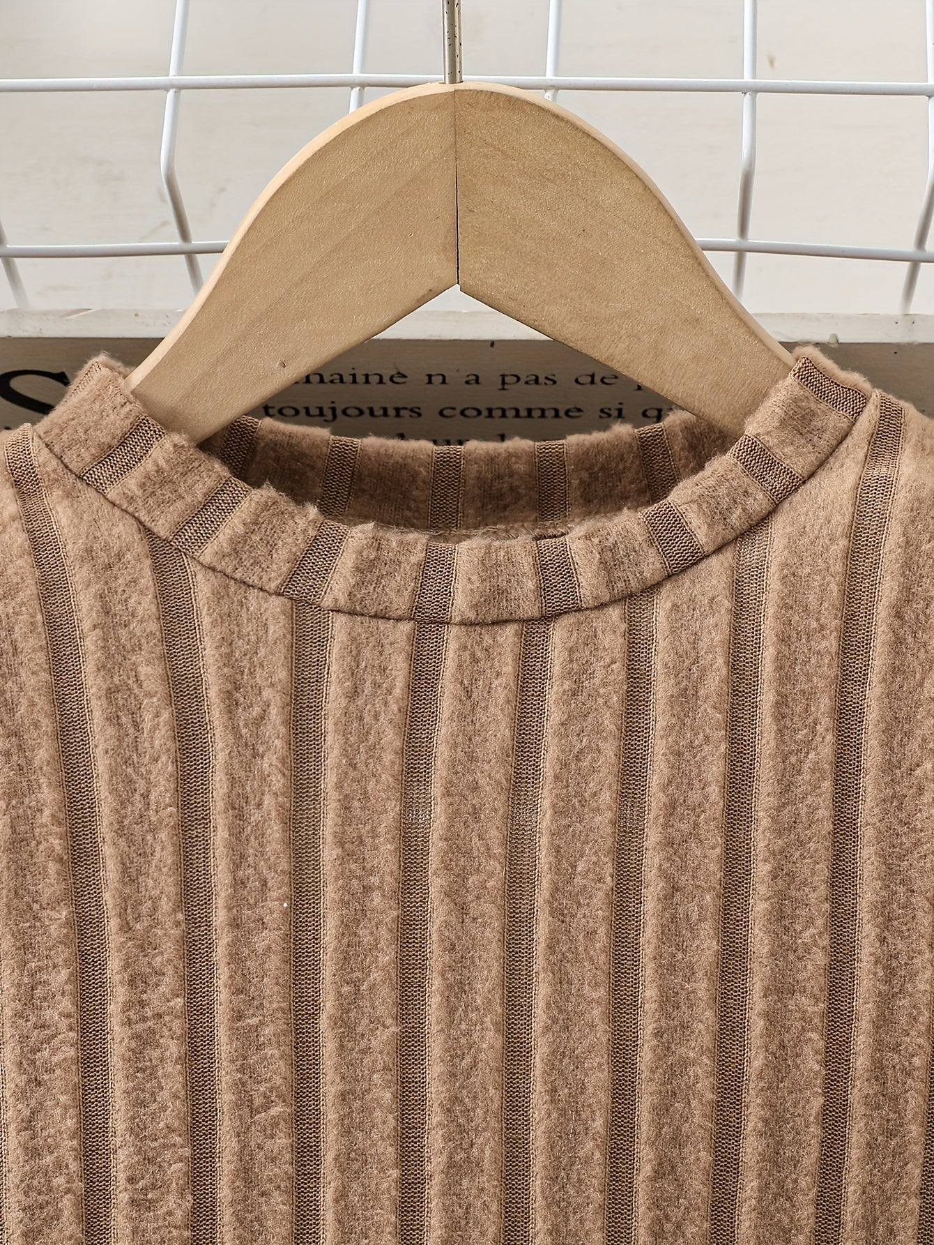 Vestido de invierno en color suave con detalles de piel moderna y bolso pequeño a juego ❄️🎀