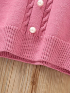 Vestido de niña tejido de invierno de dos piezas: top y falda.