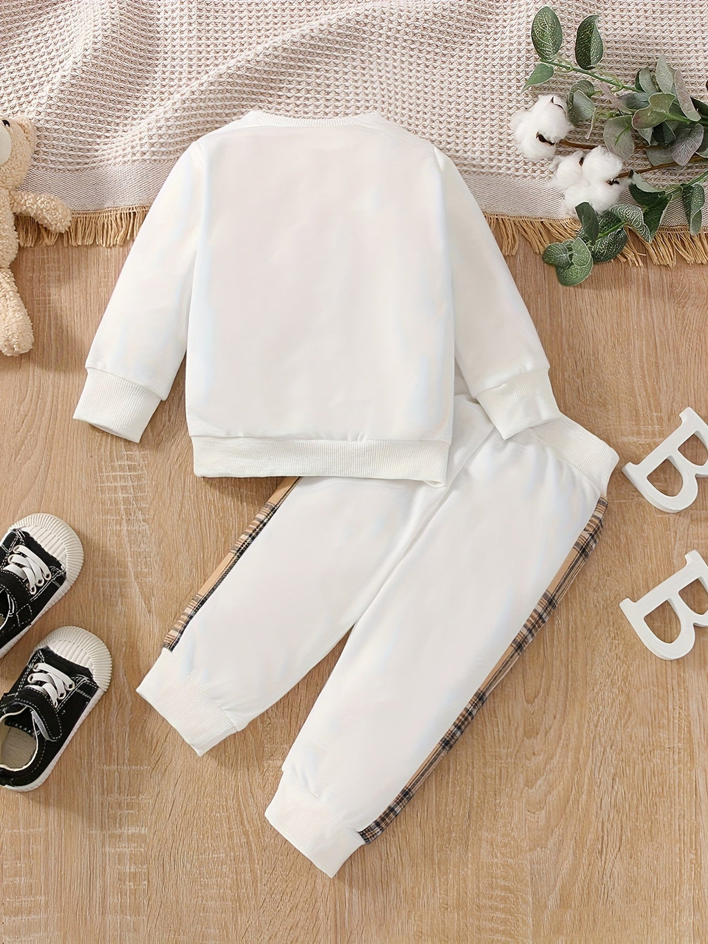 Conjunto infantil de invierno elegante con diseño de osito clásico y estampado de cuadros