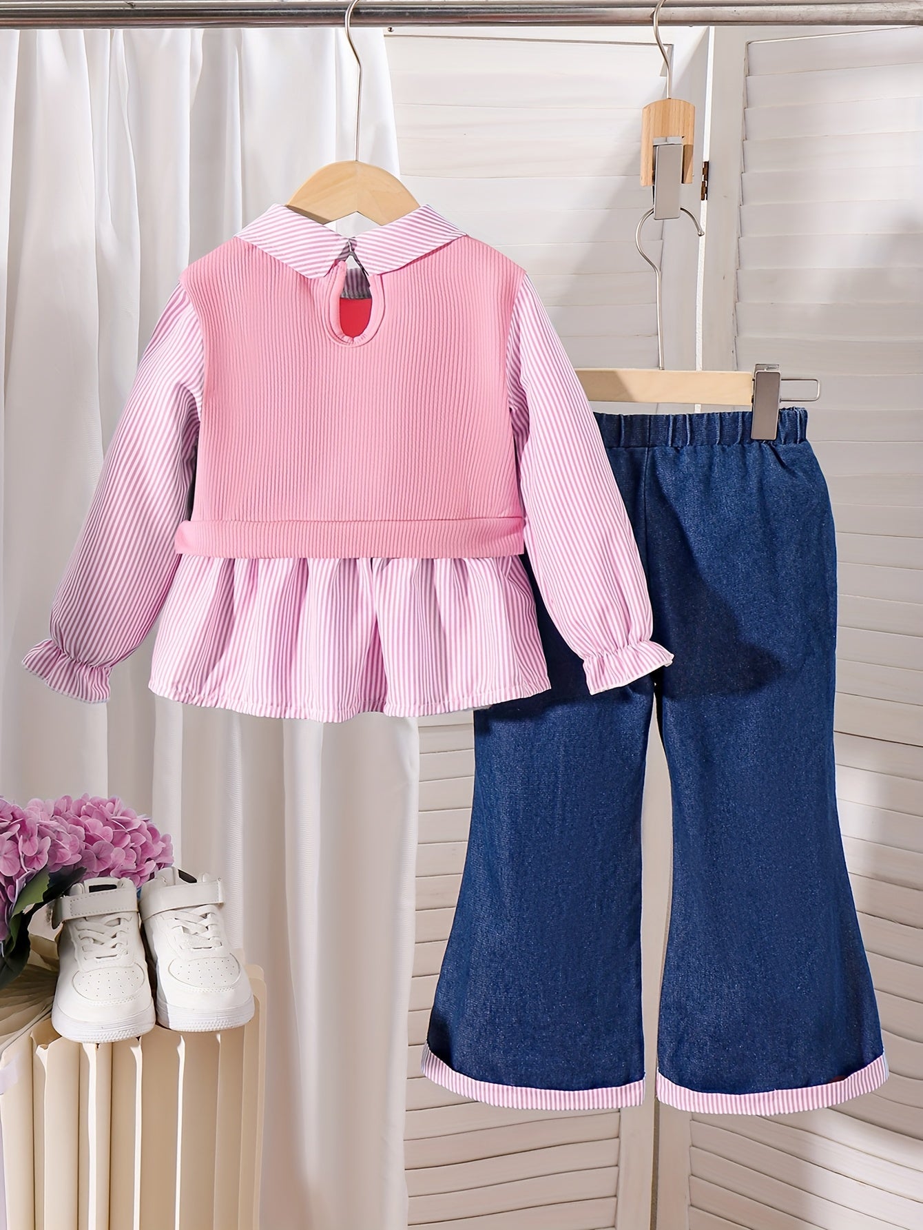 Conjunto elegante para niñas con diseño moderno.