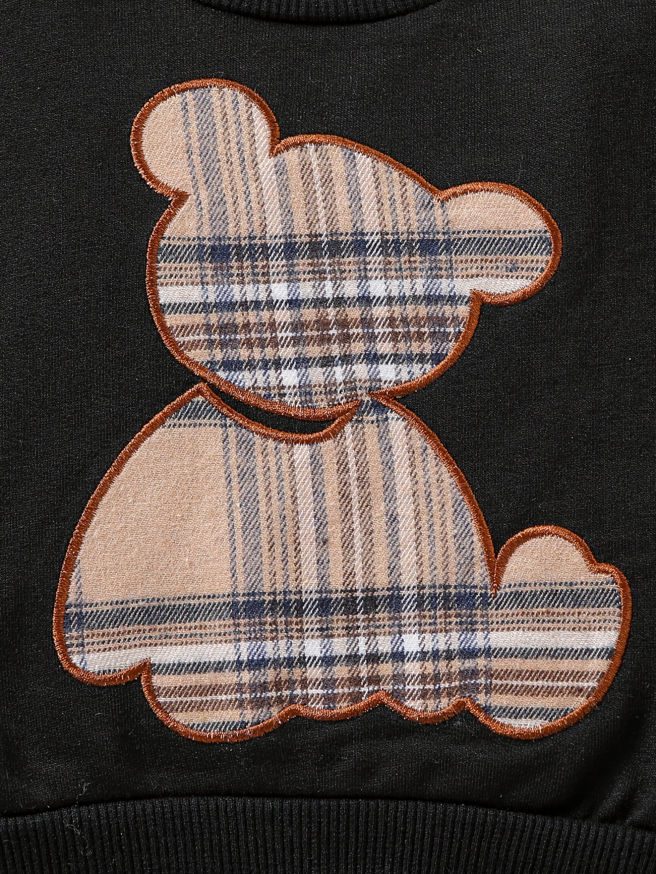 Conjunto infantil de invierno elegante con diseño de osito clásico y estampado de cuadros