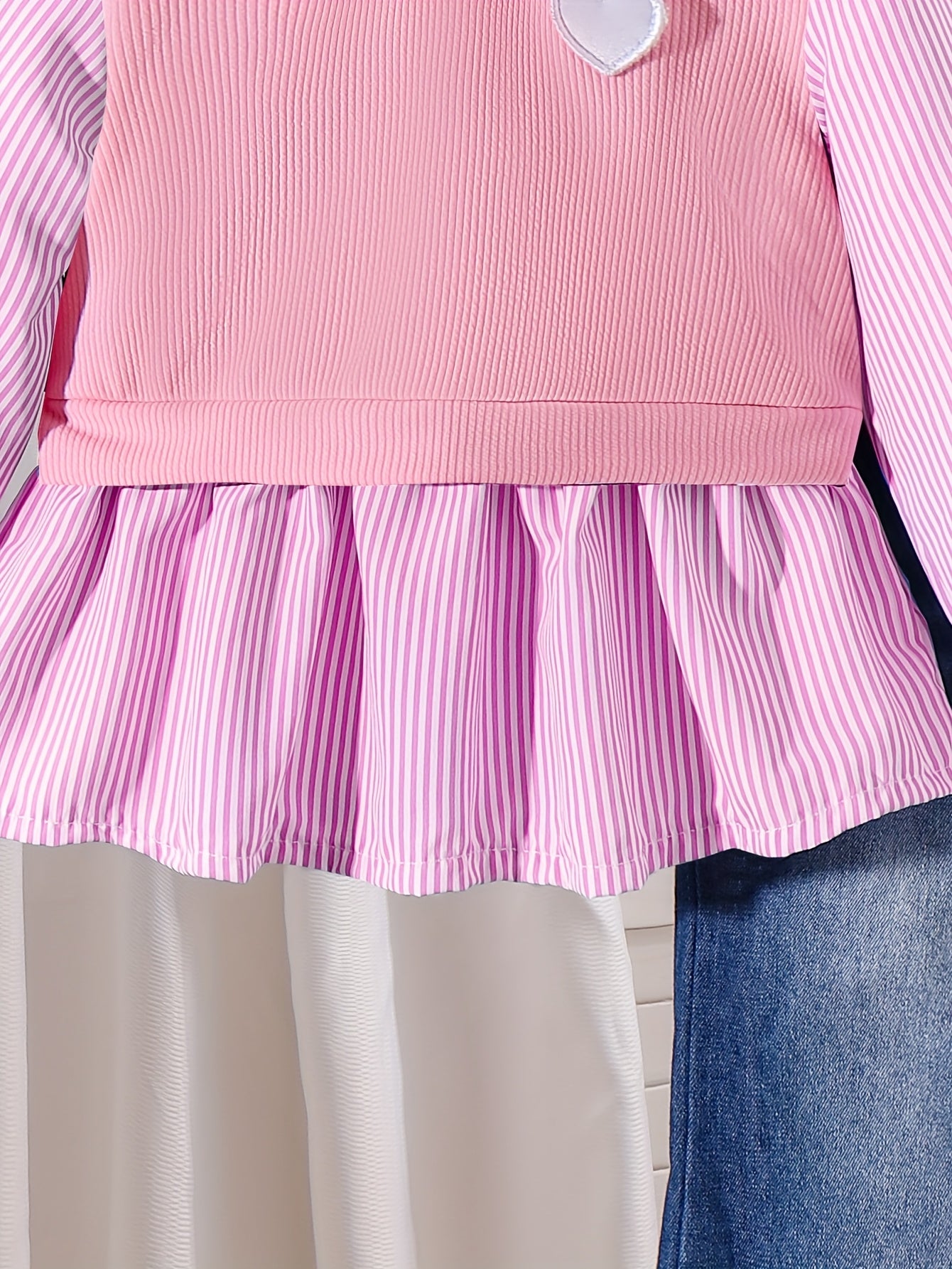 Conjunto elegante para niñas con diseño moderno.