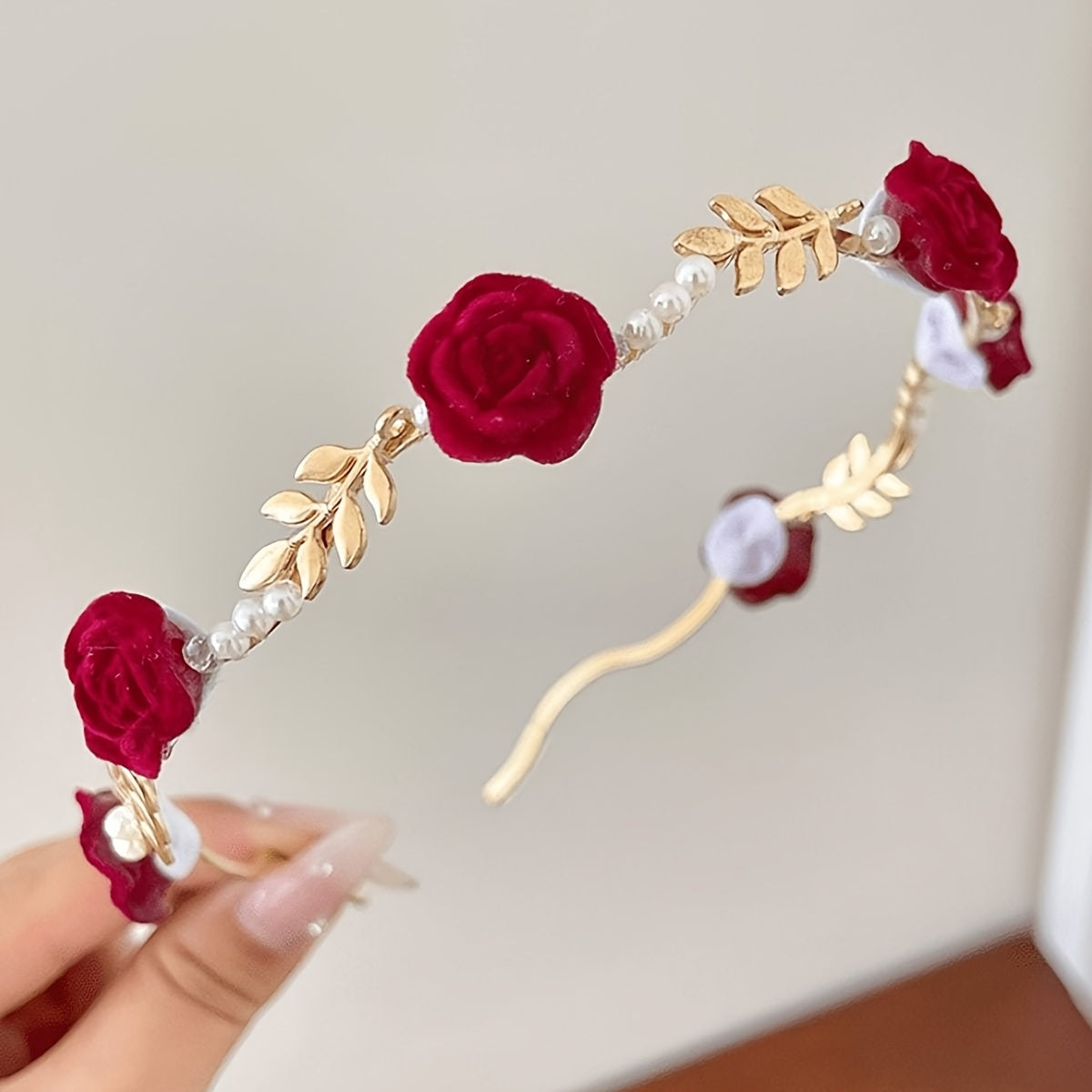 Diadema para niñas con flores, perlas y hojas doradas
