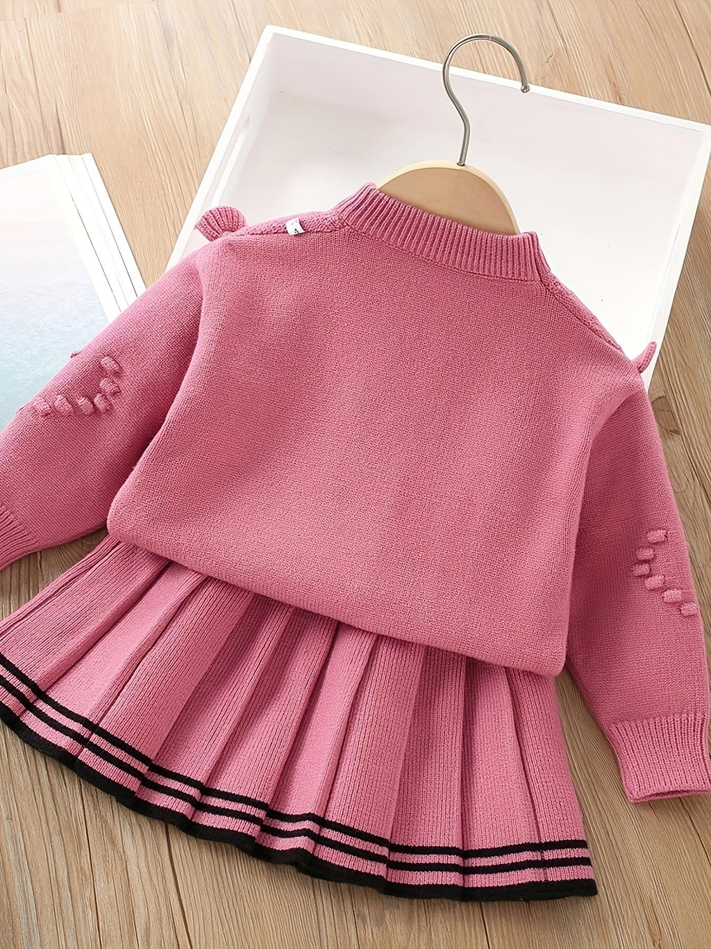 Vestido de niña tejido de invierno de dos piezas: top y falda.