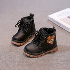 بوت شتوي بتصميم عصري مع رسمة دبدوب جانبية