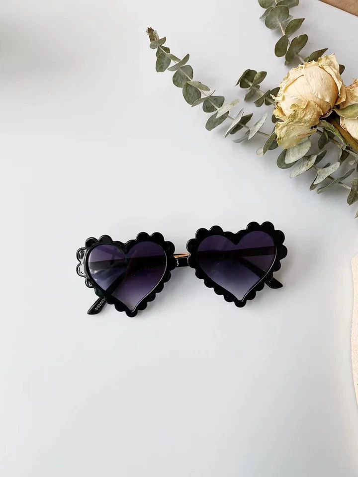 Gafas de sol para niñas pequeñas: diseño de corazón ondulado con lentes oscuras