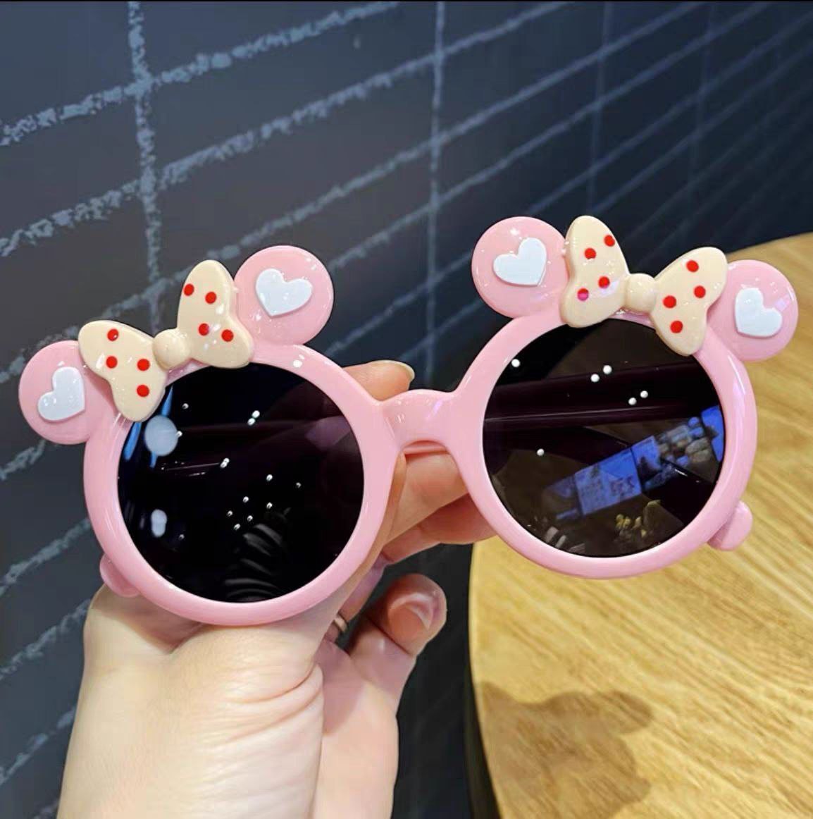 Gafas de sol para niñas pequeñas: diseño de Mickey Mouse con corazones de colores