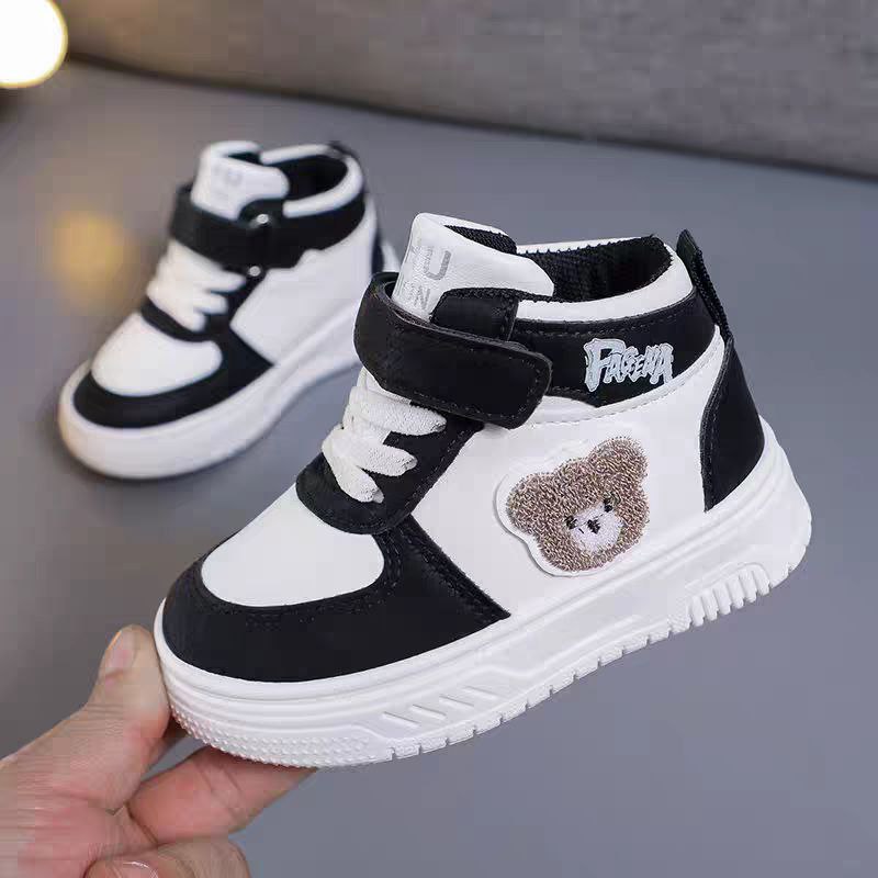 Zapatillas deportivas de diseño de goma con interior acolchado y cálido.