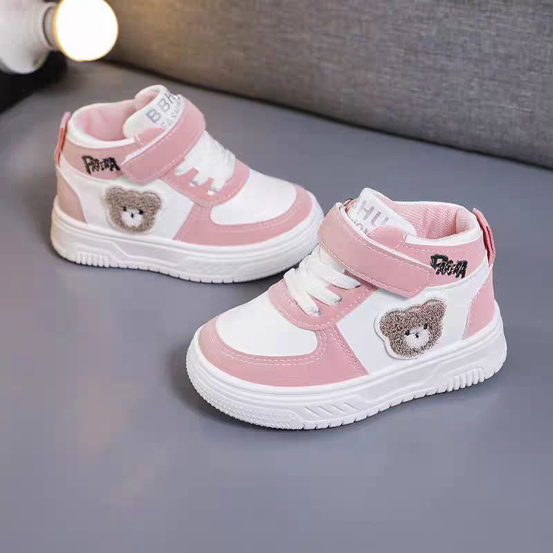 Zapatillas deportivas de diseño de goma con interior acolchado y cálido.