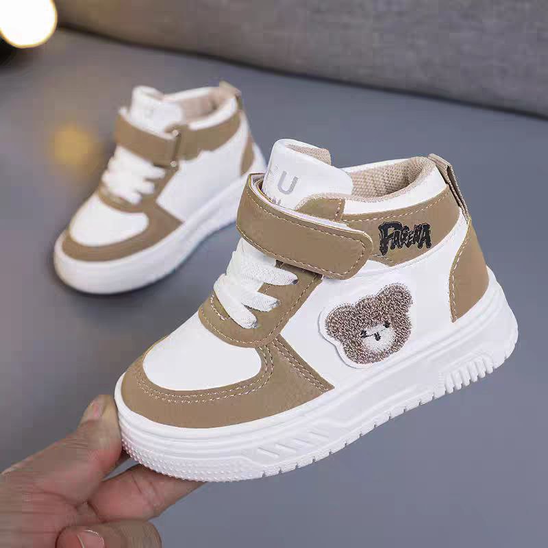 Zapatillas deportivas de diseño de goma con interior acolchado y cálido.