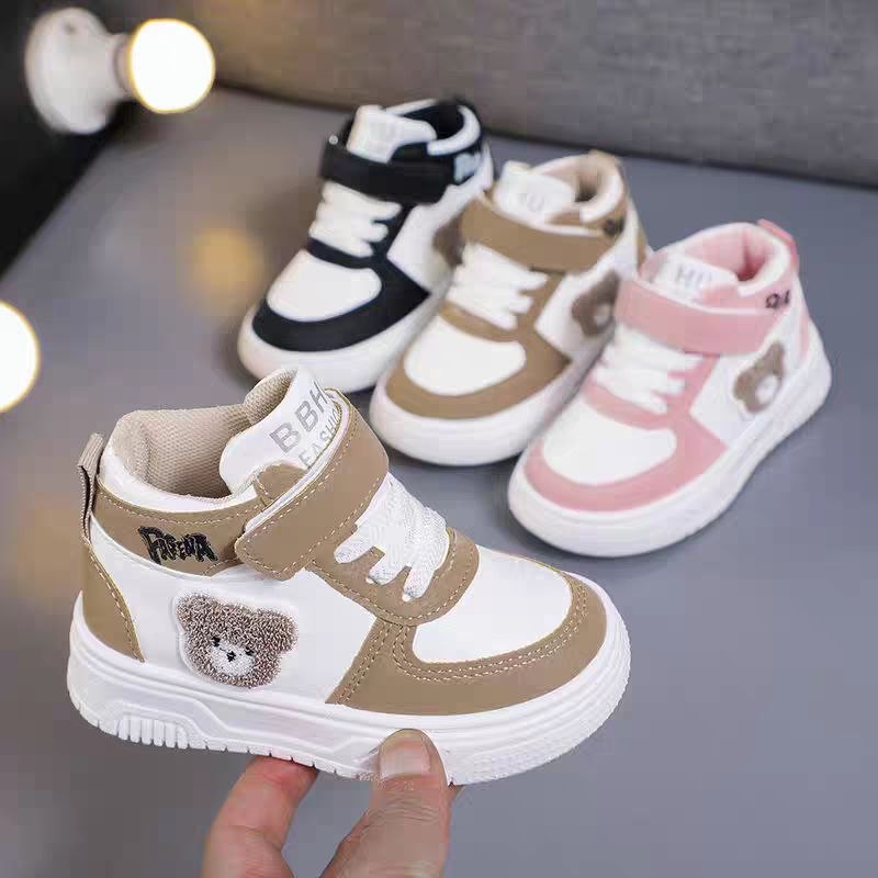 Zapatillas deportivas de diseño de goma con interior acolchado y cálido.