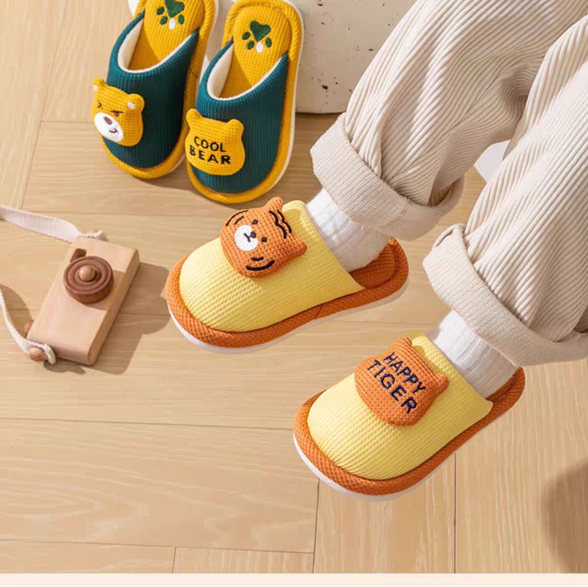 شبشب من خامة قطنية ناعمة مع بطانة دافئة و بتصميم كرتوني