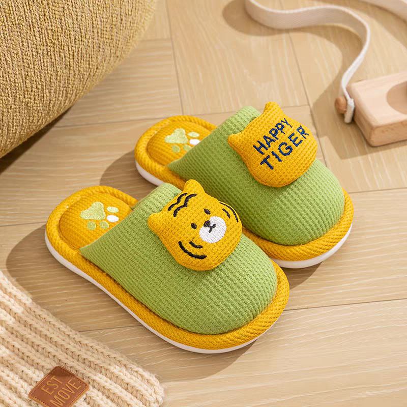 شبشب من خامة قطنية ناعمة مع بطانة دافئة و بتصميم كرتوني