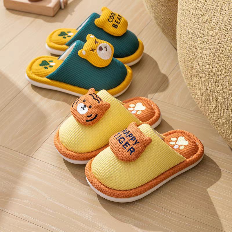 شبشب من خامة قطنية ناعمة مع بطانة دافئة و بتصميم كرتوني