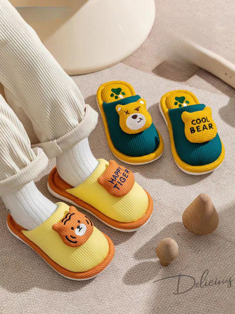 شبشب من خامة قطنية ناعمة مع بطانة دافئة و بتصميم كرتوني