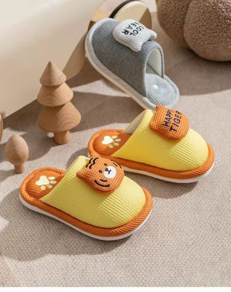 شبشب من خامة قطنية ناعمة مع بطانة دافئة و بتصميم كرتوني