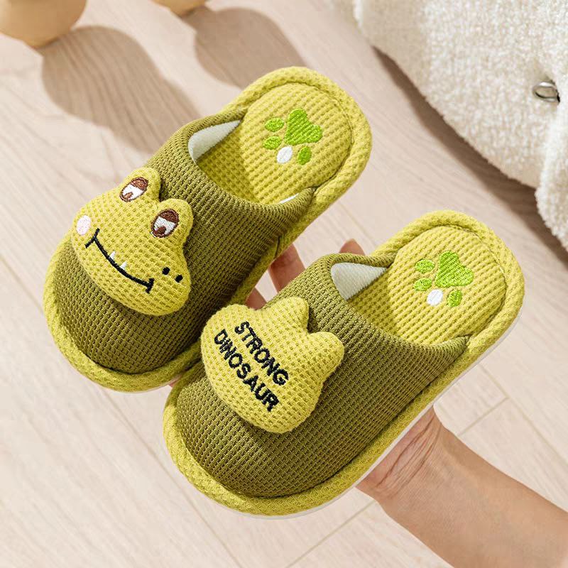 شبشب من خامة قطنية ناعمة مع بطانة دافئة و بتصميم كرتوني