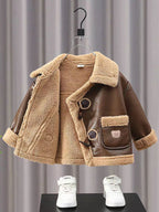 Chaqueta de invierno con diseño elegante que combina cuero y forro cálido de piel.