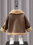 Chaqueta de invierno con diseño elegante que combina cuero y forro cálido de piel.