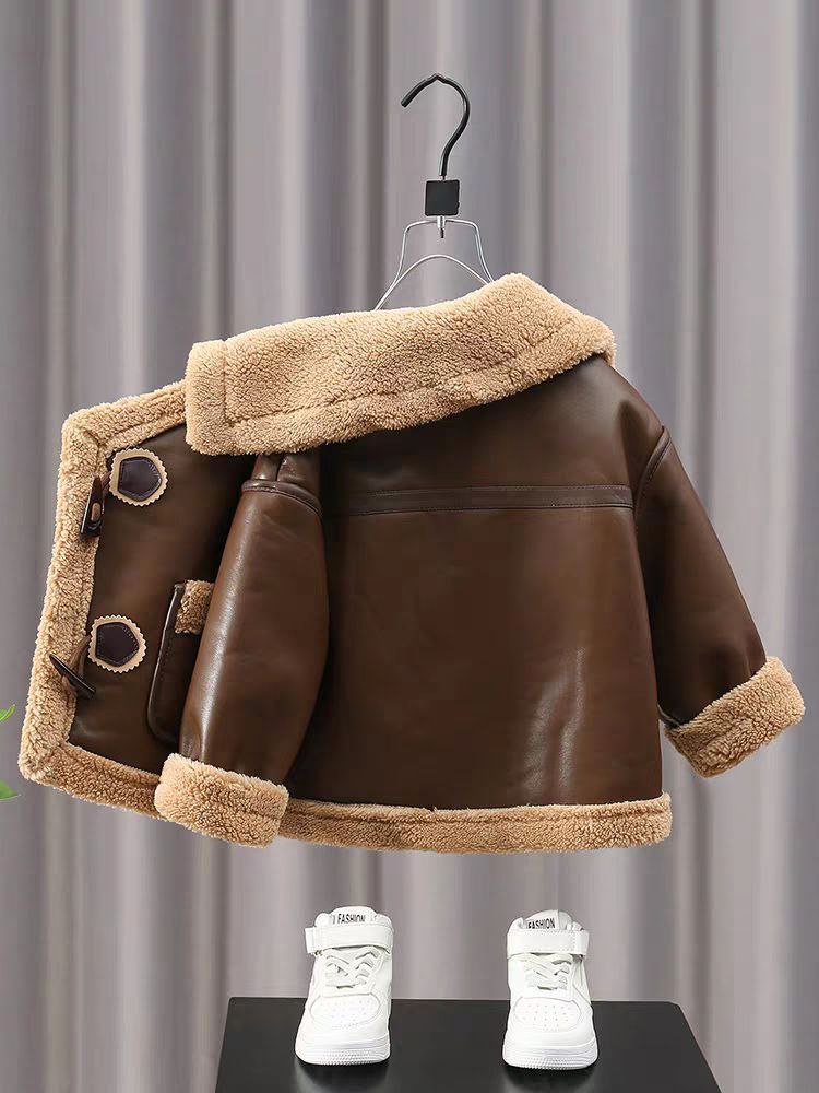 Chaqueta de invierno con diseño elegante que combina cuero y forro cálido de piel.
