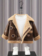 Chaqueta de invierno con diseño elegante que combina cuero y forro cálido de piel.