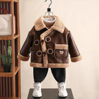 Chaqueta de invierno con diseño elegante que combina cuero y forro cálido de piel.