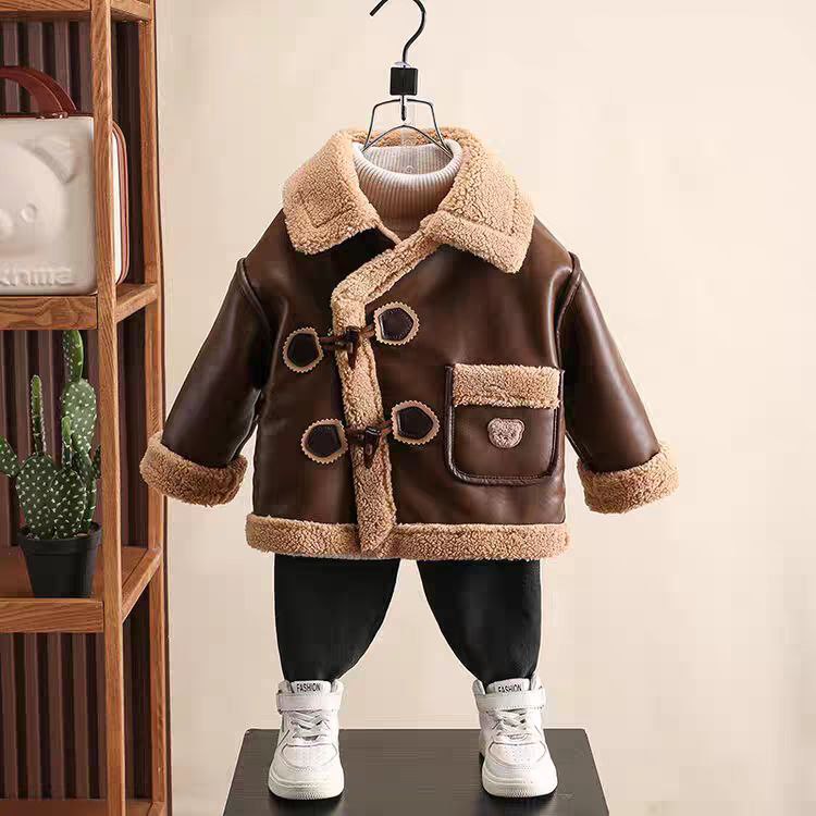 Chaqueta de invierno con diseño elegante que combina cuero y forro cálido de piel.