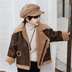 Chaqueta de invierno con diseño elegante que combina cuero y forro cálido de piel.