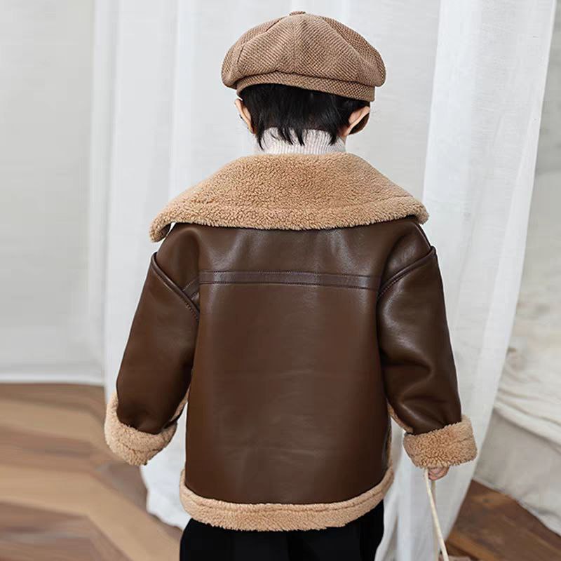 Chaqueta de invierno con diseño elegante que combina cuero y forro cálido de piel.