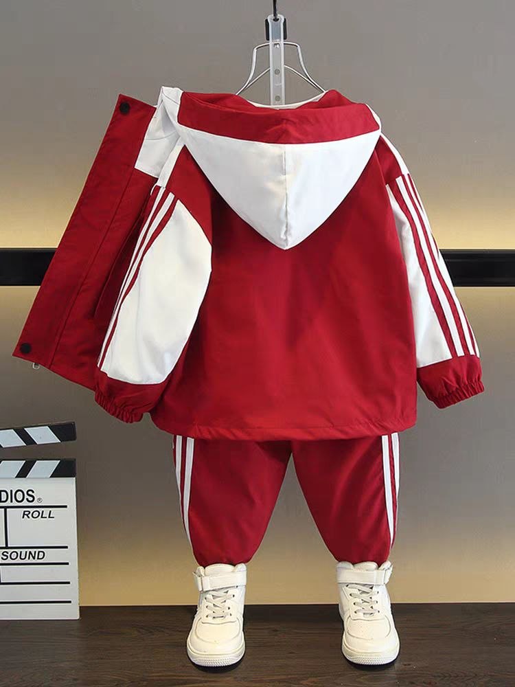 طقم رياضي أنيق من قطعتين بلمسة عصرية