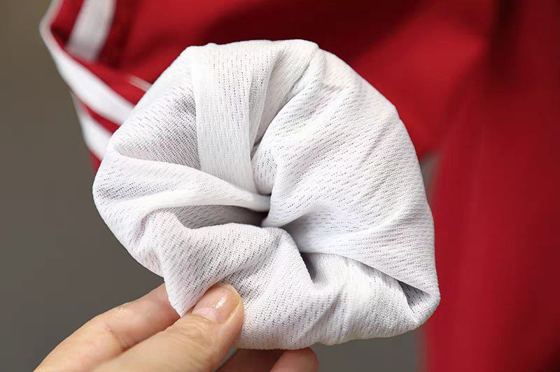 طقم رياضي أنيق من قطعتين بلمسة عصرية