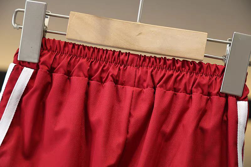 طقم رياضي أنيق من قطعتين بلمسة عصرية