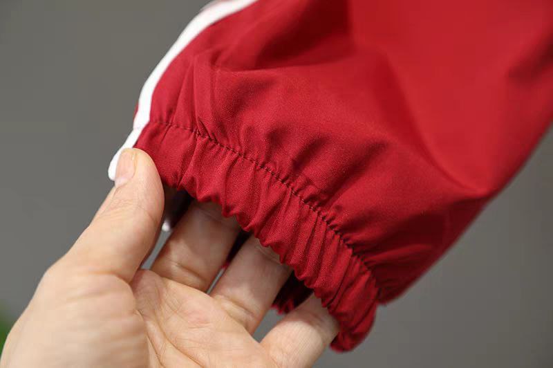 طقم رياضي أنيق من قطعتين بلمسة عصرية