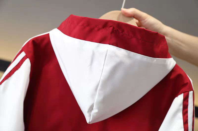 طقم رياضي أنيق من قطعتين بلمسة عصرية