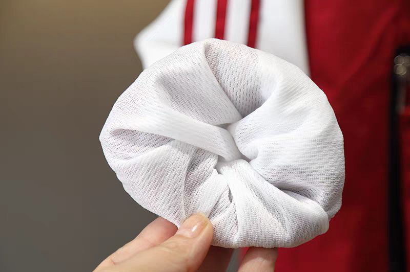 طقم رياضي أنيق من قطعتين بلمسة عصرية