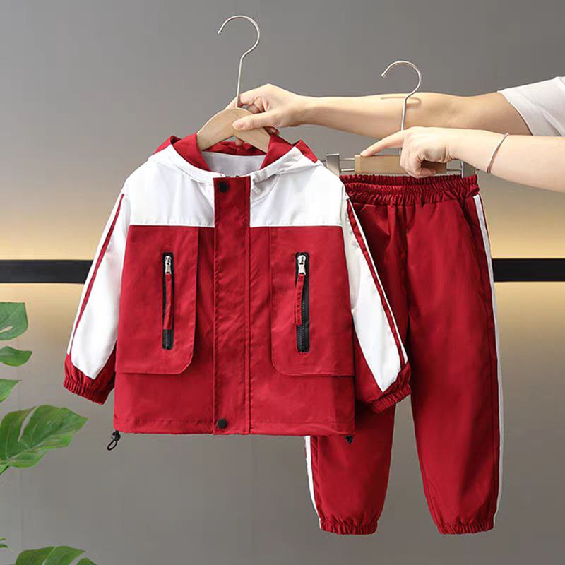 طقم رياضي أنيق من قطعتين بلمسة عصرية