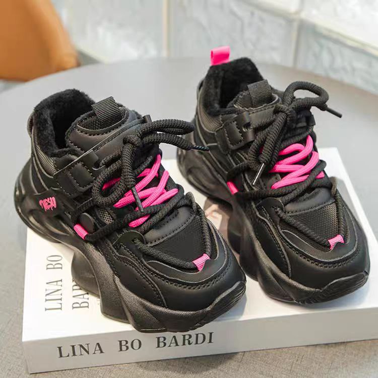 حذاء رياضي أسود بلمسات وردية عصري للبنات