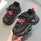 حذاء رياضي أسود بلمسات وردية عصري للبنات