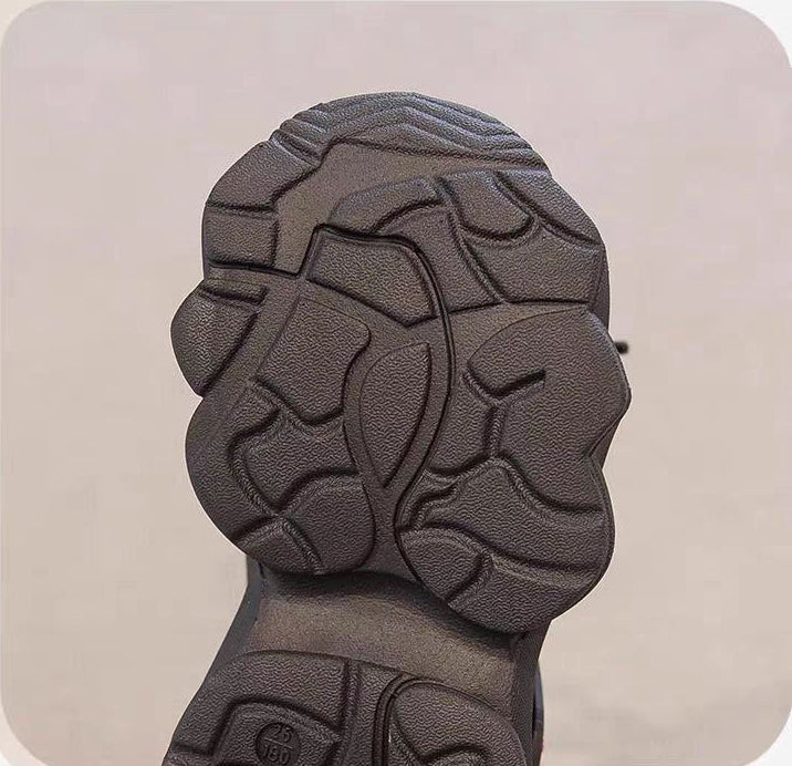 حذاء رياضي أسود بلمسات وردية عصري للبنات