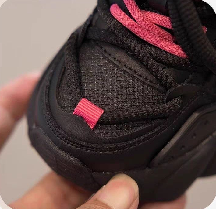 حذاء رياضي أسود بلمسات وردية عصري للبنات