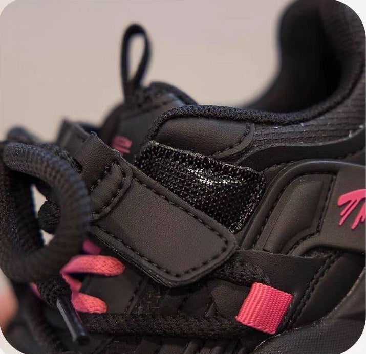 حذاء رياضي أسود بلمسات وردية عصري للبنات