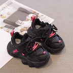 حذاء رياضي أسود بلمسات وردية عصري للبنات