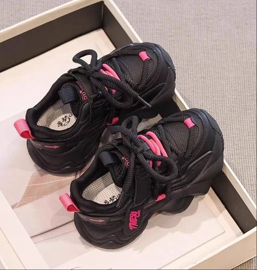 حذاء رياضي أسود بلمسات وردية عصري للبنات