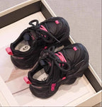 حذاء رياضي أسود بلمسات وردية عصري للبنات