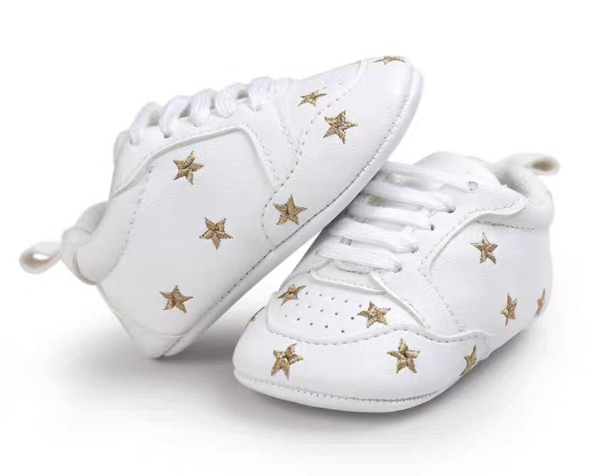 حذاء الرضع بتصميم مطرّز بنجوم