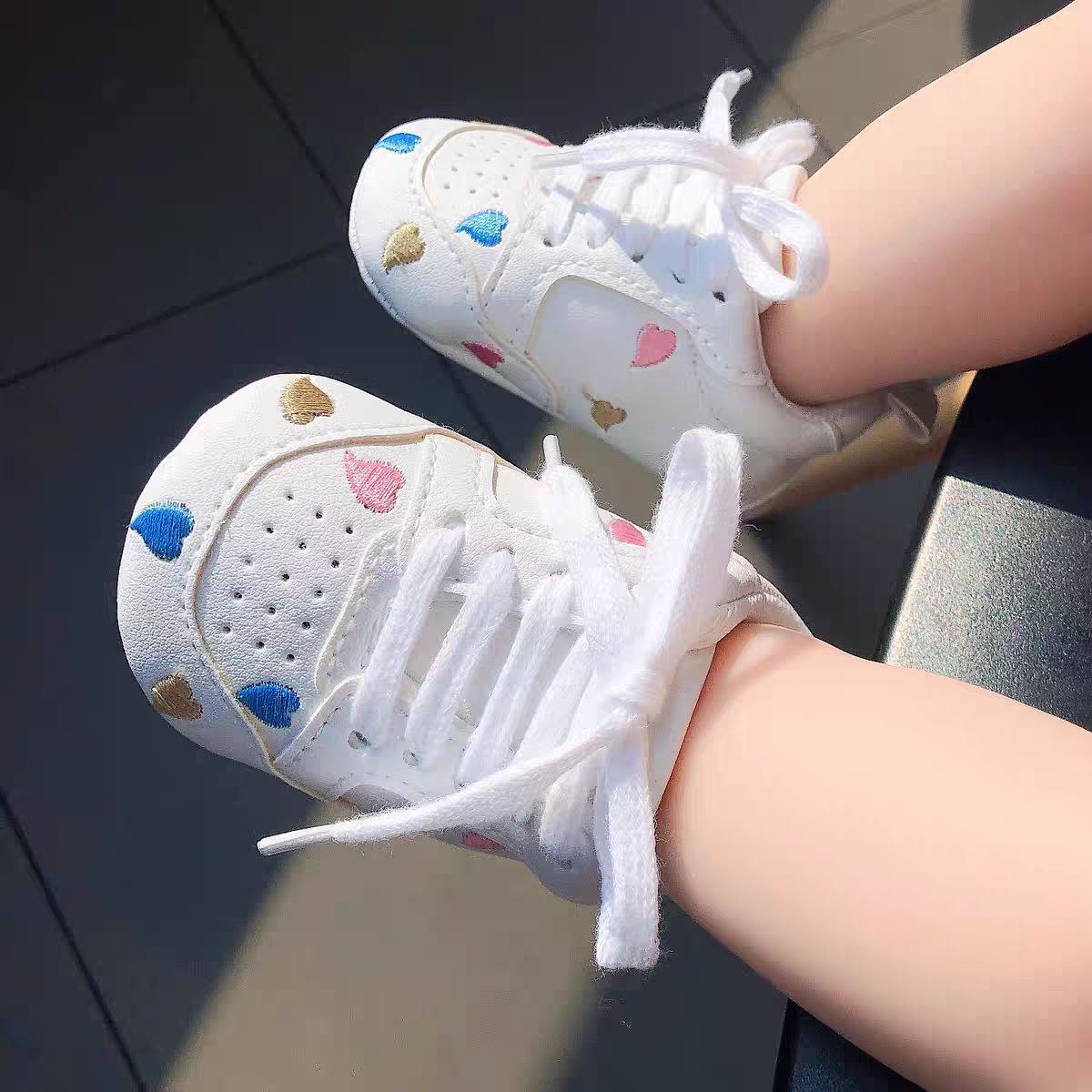 حذاء الرضع بتصميم مطرّز بنجوم