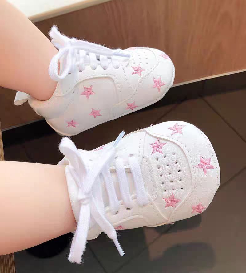 حذاء الرضع بتصميم مطرّز بنجوم